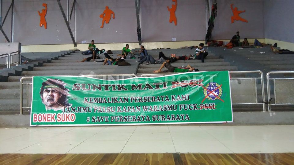 Ratusan Bonek Mulai Berdatangan Ke Bandung. Copyright: &copy; Indosport/Muhammad Ginanjar